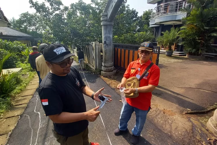 PROYEK : Peningkatan jalan lingkungan yang berlangsung di lingkungan Kelurahan Duren Seribu, Kecamatan Bojongsari, Kota Depok, Jumat (5/4). (ALDY RAMA/RADAR DEPOK)
