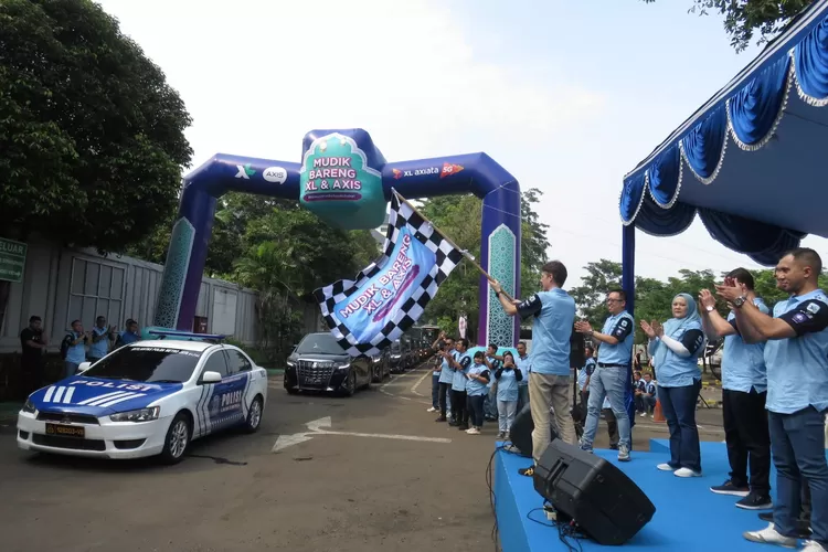 Mudik XL Axiata : Direktur &amp; Chief Commercial Officer - Consumer XL Axiata, David Arcelus Oses, Chief Corporate Affairs XL Axiata, Marwan O. Baasir, Chief GTM Officer XL Axiata, Yavuz Fatih, dan Group Head XL Axiata Region Jabodetabek, Rd. Sofia Purbayanti menyapa langsung retailer peserta mudik (DOKUMEN XL AXIATA)