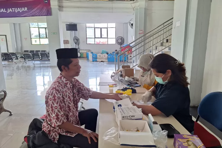 Pemeriksaan kesehatan di Terminal Jatijajar, Kecamatan Tapos. (ANDIKA EKA/RADAR DEPOK)