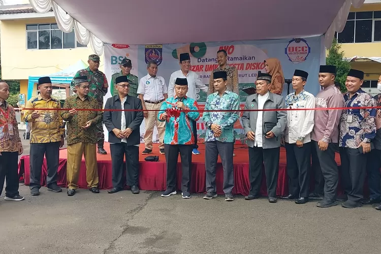Sekda Depok, Supian Suri membuka kegiatan Bazar UMKM di halaman Kantor Kecamatan Cimanggis, Jumat (5/4). (ANDIKA EKA/RADAR DEPOK)