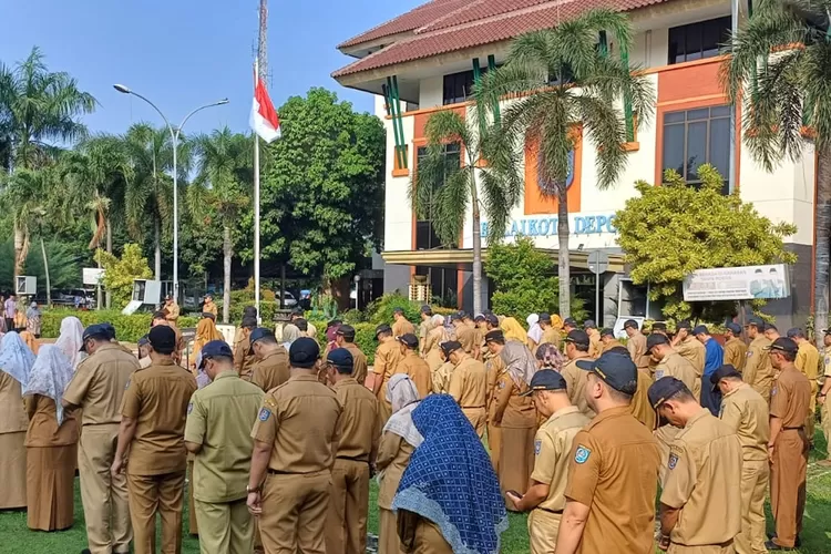 ASN Kota Depok sedang melakukan apel bersama di lapangan Balaikota Depok.