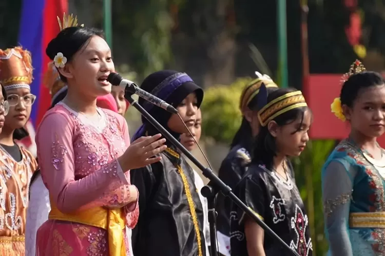 Kelompok paduan suara SMPN 1 Depok saat tampil di Halaman Balai Kota Depok usai upacara HUT ke-78 RI. (ist)