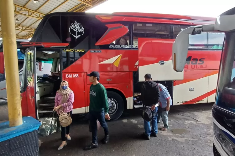 Salah seorang Penumpang yang baru sampai di Terminal Jatijajar, Kecamatan Tapos, Kota Depok. (ANDIKA EKA/RADAR DEPOK)