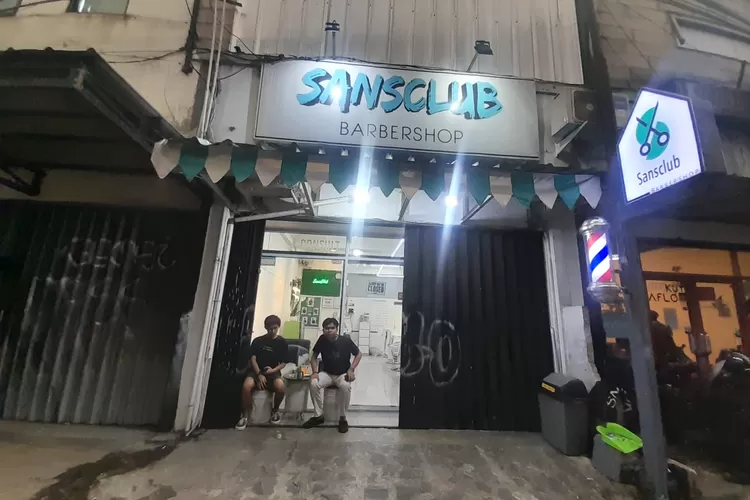 TKP : Lokasi pengeroyokan yang dilakukan pegawai Sansclub Barbers, Jalan Arif Rahman Hakim, Kelurahan Depok Jaya, Kecamatan Pancoranmas, Kota Depok. (ALDY RAMA/RADAR DEPOK)