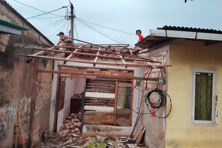 RUSAK : Rumah ambruk di wilayah RT1/5 Kelurahan Curug, Kecamatan Bojongsari, Kota Depok, Minggu (14/4) pagi. (ALDY RAMA/RADAR DEPOK)