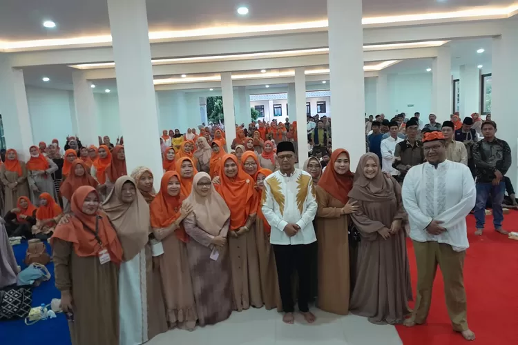 KOMPAK : Foto bersama dalam agenda buka puasa bersama Anggota DPRD Kota Depok terpilih dari PKS, Ela Dahlia, berlangsung di Gedung Serbaguna Telorindo, Kelurahan/Kecamatan Sawangan, Kota Depok, Minggu (31/3). (ALDY RAMA/RADAR DEPOK)