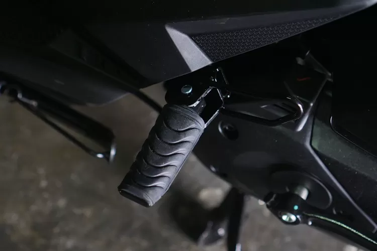 Ilustrasi tips dan cara merawat footstep sepeda motor Honda agar awet dan tidak mudah rusak.