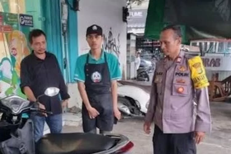 Salah satu anggota Polsek Bojongsari melakukan pengecekan TKP di Jalan Muchtar, Kecamatan Sawangan, Kota Depok. (Polres Metro Depok)