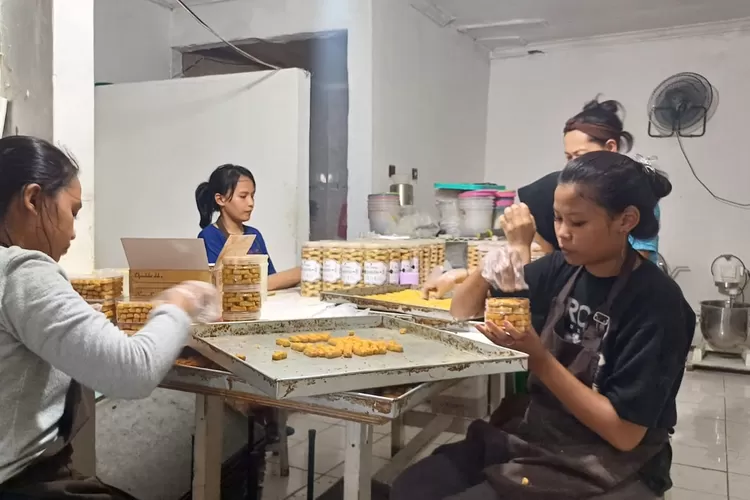 Suasana rumah produksi kue kacang Bu Odeh, yang berada di Kelurahan Sukatani, Kecamatan Tapos yang sedang kebanjiran orderan. (ANDIKA EKA/RADAR DEPOK)