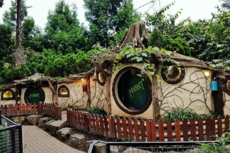Rumah Hobbit yang berada di Farm House Susu Lembang  cocok untuk spot foto (Instagram/@amazingindonesiafood)