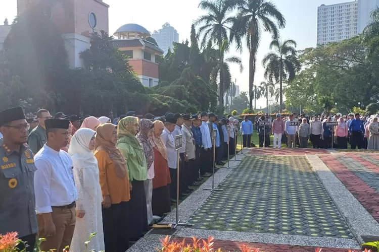 Seluruh pejabat dan ASN di lingkup Pemkot Depok melaksanakan apel pertama usai libur Idukl Fitri usai libur lebaran 1445 Hijriah di halaman Balai Kota Depok, Selasa, (16/4). (ANDIKA EKA/RADAR DEPOK)