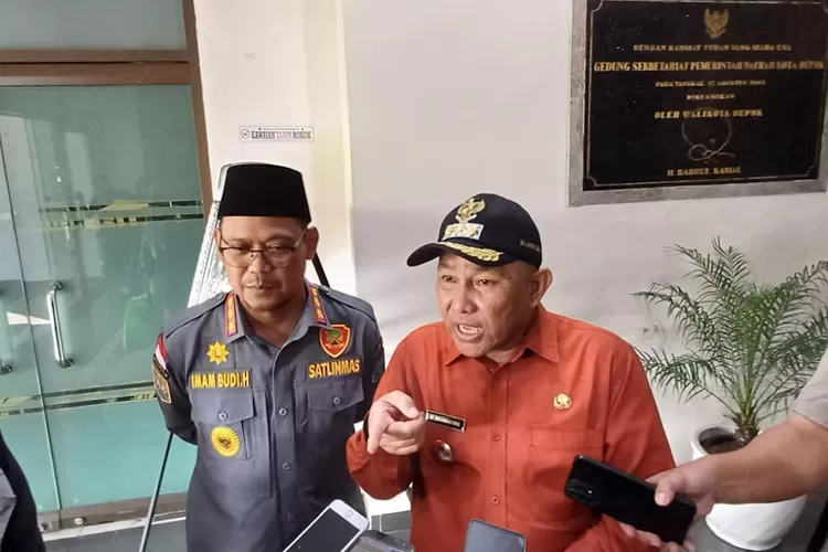 Walikota Depok, Mohammad Idris (kanan) dan Wakil Walikota Depok, Imam Budi Hartono, saat memberi keterangan kepada wartawan, di Balaikota Depok, Selasa (16/4).  (Andika Eka/Radar Depok)