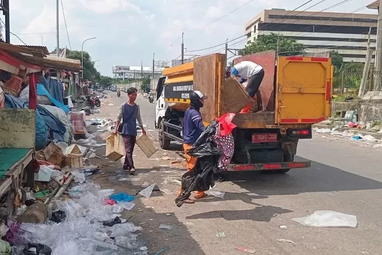Pengangkutan sampah saat libur dan cuti bersama pada Hari Raya Idul Fitri 1445 Hijriah di jalan sejajar rel, Kelurahan Depok, Kecamatan Pancoranmas, Kota Depok.