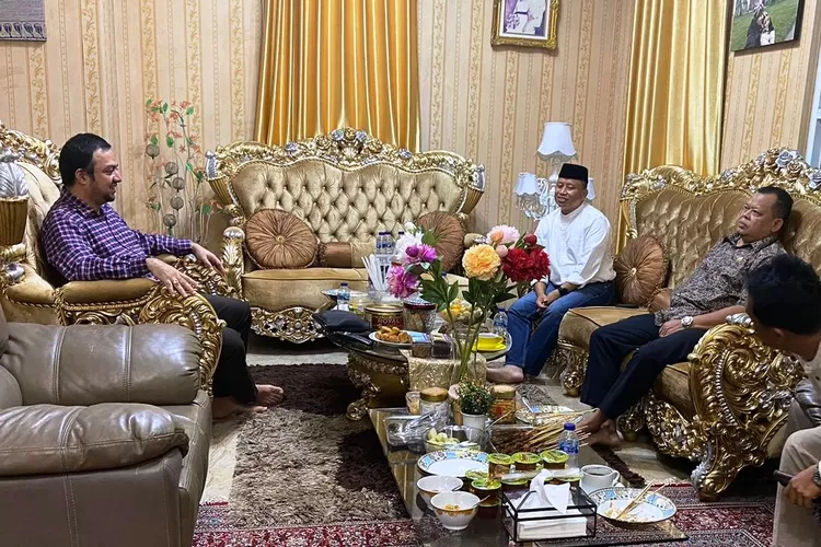 Ketua DPD Partai Golkar Kota Depok, Farabi El Fouz saat menerima kunjungan dari Sekda Kota Depok, Supian Suri di kediamannya, Perumahan Pesona Khayangan, Kecamatan Sukmajaya, Rabu (17/4).  (GOLKAR DEPOK FOR RADAR DEPOK)