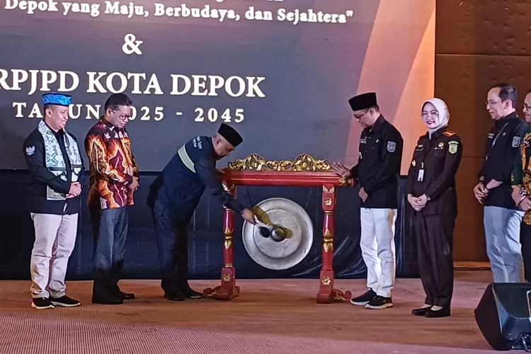 Walikota Depok, Mohammad Idris memukul gong sebagai tanda dibukanya Musrenbang Tingkat Kota, di Hotel Bumi Wiyata, Kecamatan beji, Kota Depok. (ANDIKA EKA/RADAR DEPOK)