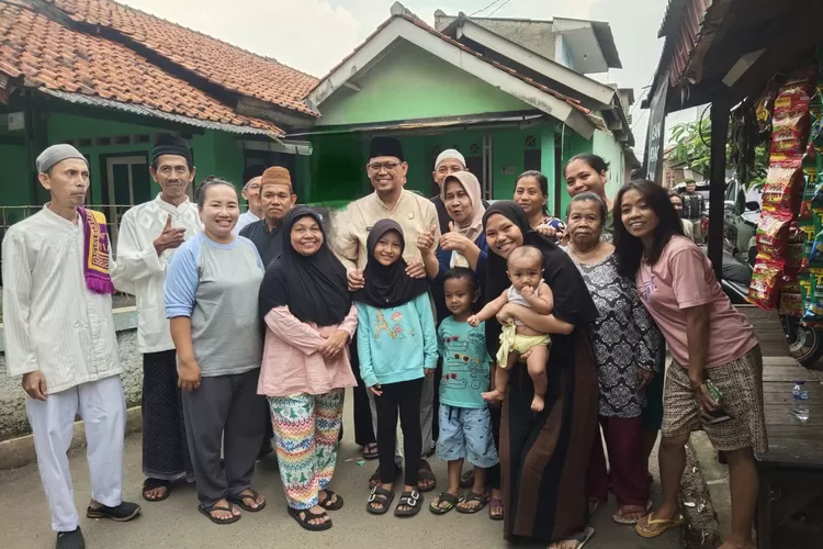 Wakil Walikota Depok, Imam Budi Hartono menyambangi masyarakat yang berada di Kelurahan Bojongsari, Depok Rabu (19/4). (ISTIMEWA)