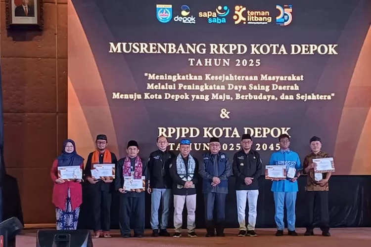 Walikota Depok, Mohammad Idris memberikan penghargaan Sapa Saba kepada OPD di Kota Depok, di Hotel Bumi Wiyata, Kecamatan Beji, Kamis (18/4). (ANDIKA EKA/RADAR DEPOK)