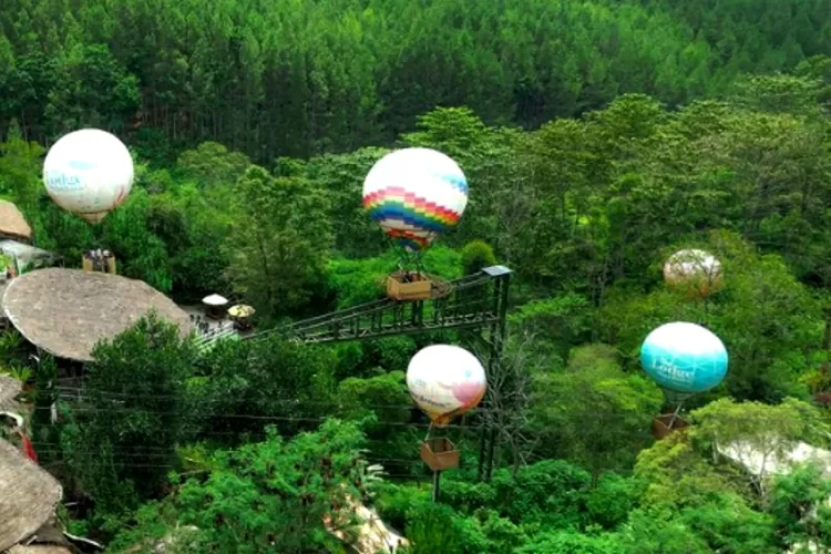 Wahana Hot Air Balloon di tempat wisata The Lodge Maribaya   (Instagram/@thelodgemaribaya)