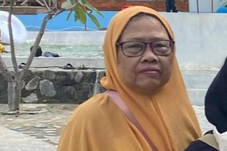 Muinah binti H Ahmad warga Kelurahan Limo, Depok akan naik haji tahun ini hasil dari 10 tahun menabung dari mengurut bayi. (RADAR DEPOK)