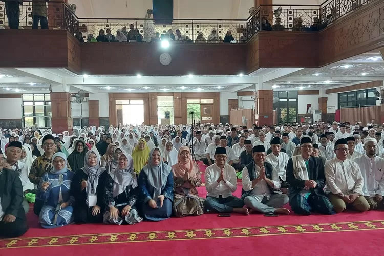 Wakil Walikota Depok, Imam Budi Hartono saat membuka pelaksanaan bimbingan manasik haji tingkat kota di Masjid Balai Kota Depok, Minggu (21/4/2024). (ANDIKA EKA/RADAR DEPOK)