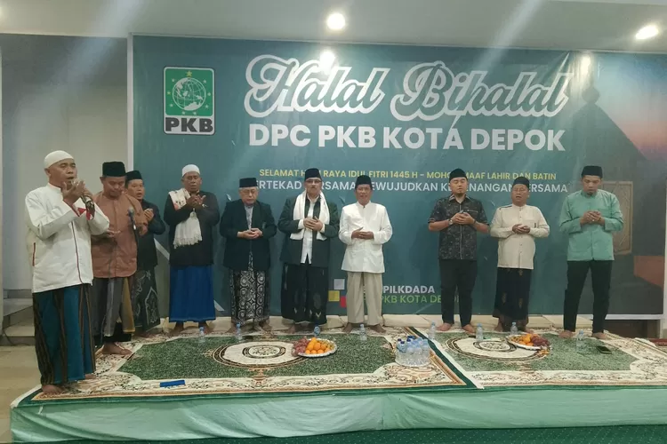 DPC PKB Kota Depok bersama dengan tokoh NU dan para Kiyai Kota Depok saat memanjatkan doa dalam Halal Bihalal yang berlangsung di Kecamatan Tapos.  (ARNETKELMANUTU/RADARDEPOK)