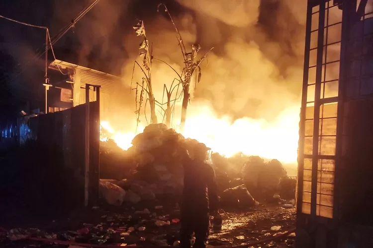 PERISTIWA : Kebakaran yang terjadi di lapak rongsok Jalan Serua, RT3/1 Kelurahan Serua, Kecamatan Bojongsari, Kota Depok, Selasa (23/4) dini hari. (DOKUMEN DAMKAR DEPOK)