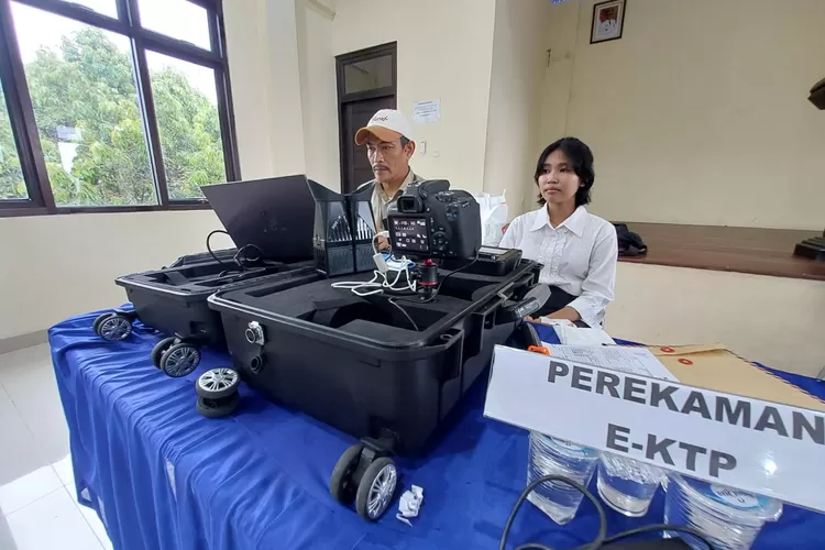 ILUSTRASI : Salah satu upaya jemput bola Disdukcapil Kota Depok dalam perekaman KTP di Kelurahan Cilangkap, Kecamatan Tapos (ANDIKA EKA/RADAR DEPOK)