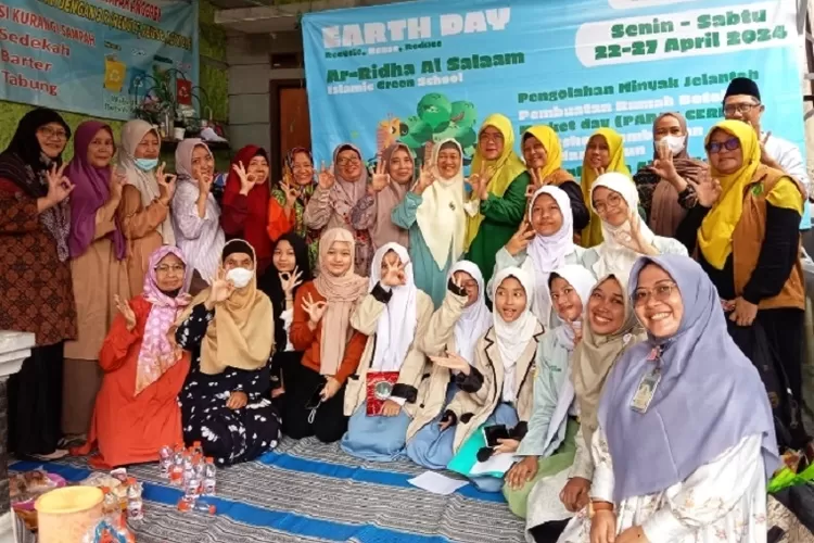 Yayasan Pendidikan Ar-Rida Al Salaam Kecamatan Cinere, Kota Depok mengadakan pelatihan pengolahan minyak jelantah (Mikel), Selasa (23/4). (ISTIMEWA)