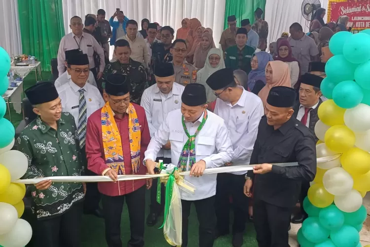 Peresmian MIN 1 Kota Depok yang ditandai oleh pemotongan pita oleh Direktur KSKK Madrasah Kemenag RI, Sidik Sisdianto didampingi Wakil Walikota Depok, Imam Budi Hartono dan pejabat Kemenag Kota Depok. (ANDIKA EKA MAULANA/RADAR DEPOK)