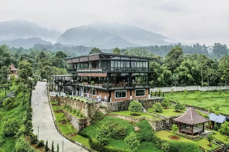 View Jowey Kitchen yang asri dengan dibelakangi pegunungan (Instagram/@joweykitchen )