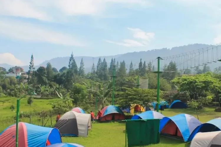 Tampat camping di Citra Alam Riverside yang miliki pemandangan pegunungan (Instagram/@citraalam.id)