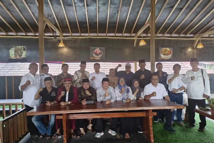 Jajaran pengurus dan pembina Ikatan Cendekiawan Betawi saat berkumpul di Depok, Rabu (24/4).  (Radar Depok)