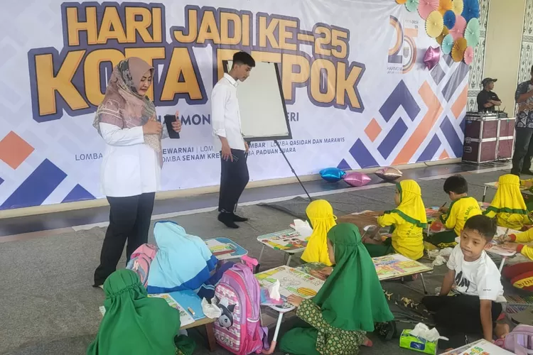 Ketua Panitia Pelaksana Hari Jadi ke-25 Kota Depok, Citra Indah Yulianty meantau jalanya lomba mewarnai di pendopo Alun-Alun Kota Depok, Rabu (24/4). (ANDIKA EKA/RADAR DEPOK)