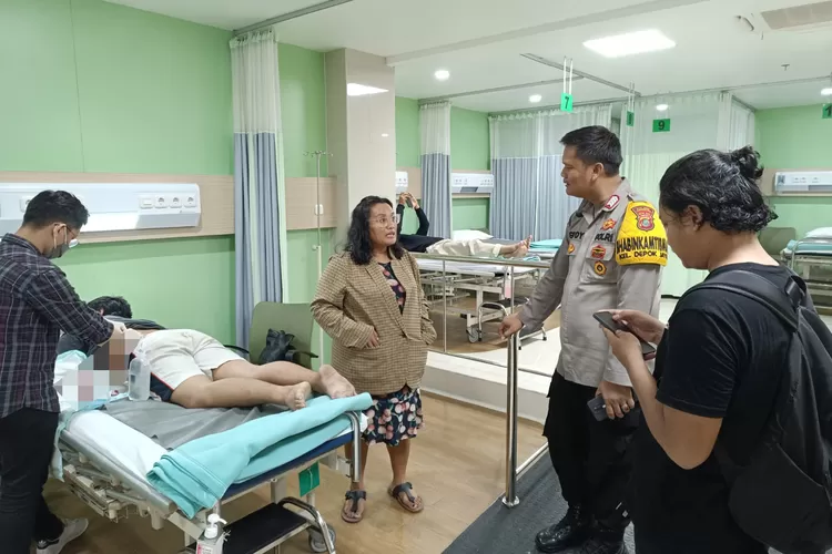 Anggota kepolisan mengecek langsung kondisi korban perampasan ponsel di RS Hermina Depok. (ISTIMEWA)