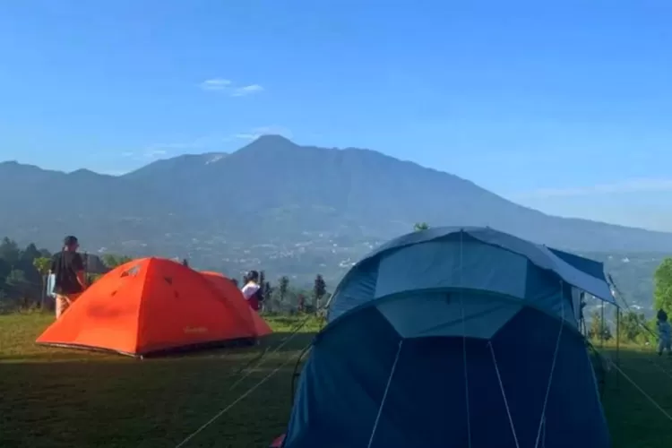 Tempat camping Pesona Bukit Damar Puncak dengan pemandangan pegunungan  (Instagram/@pesonabukitdamar)