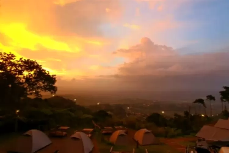 Pemandangann sunset di tempat camping Filemon Camp Bogor  (Instagram/@filemoncampground)