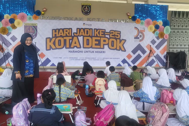 Ketua Pelaksana Hari Jadi Ke-25 Kota Depok, Citra Indah Yulianty saat memantau jalannya lomba mewarnai. (PEMKOT DEPOK)