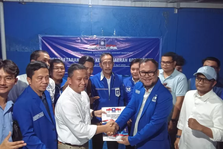 Supian Suri saat mengambil formulir pendaftaran Bakal Calon Walikota Depok di Pilkada dari DPD PAN Kota Depok, Jumat (26/4/2024) (ARNET KELMANUTU/RADAR DEPOK)