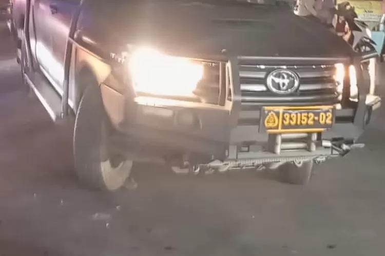 Penampakan mobil berplat dinas aparat yang ditinggalkan pelaku tabrak lari di kawasan Kalibaru, Kecamatan Cilodong, Kota Depok i, Minggu (28/4).  ( AGNESYA WIANDA/RADARDEPOK )