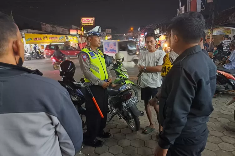 Polres Metro Depok melakukan pengecekan TKP tabrak lari di kawasan Kalibaru, Cilodong, Kota Depok, Minggu (28/4).  (DOKUMEN POLRES METRO DEPOK)