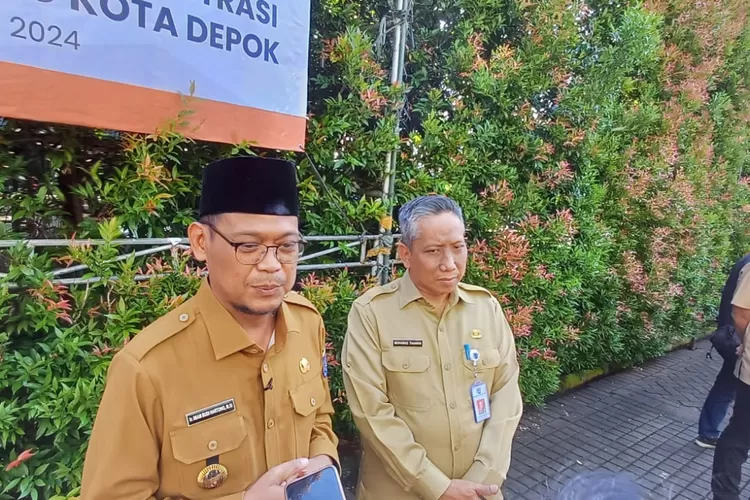 Wakil Walikota Depok, Imam Budi Hartono didampingi Kepala DKUM Kota Depok, Mohamad Thamrin (ANDIKA EKA/RADAR DEPOK)