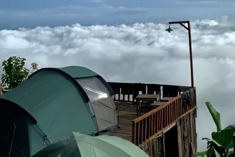 Area camping di Langit Gantole dengan nuansa di atas awan yang cantik (Instagram/@langitgantole)