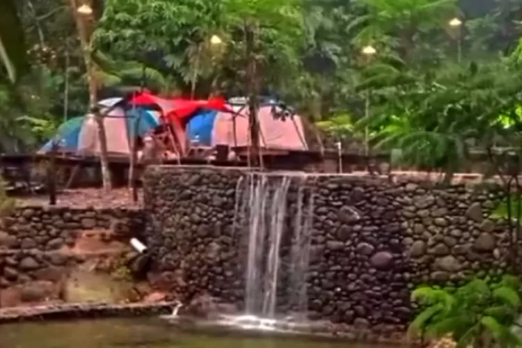 Kolam dan tempat camping di Lembah Batu Camping Ground Bogor (Instagram/@lembahbatu_official  )
