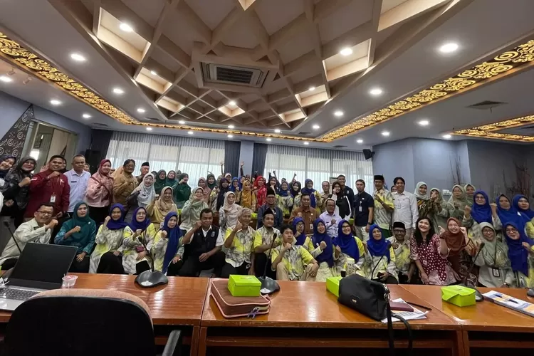 Wakil Walikota Depok, Imam Budi Hartono (tengah) bersama perangkat daerah dan seluruh pengurus Kampung KB Kelurahan Baktijaya usai mengikuti penilaian tahap II Kampung KB tingkat Nasional secara virtual. (PEMKOT DEPOK)