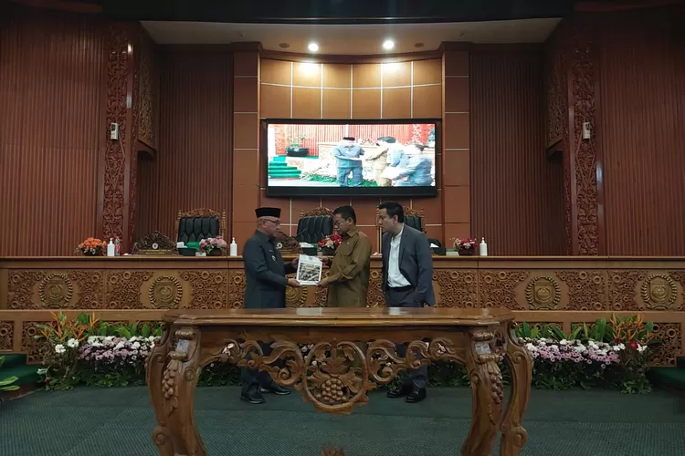 Walikota Depok, Mohammad Idris saat menerima 5 Raperda yang resmi menjadi Perda dari DPRD Kota Depok usai Sidang Paripurna (ANDIKA EKA/RADAR DEPOK)