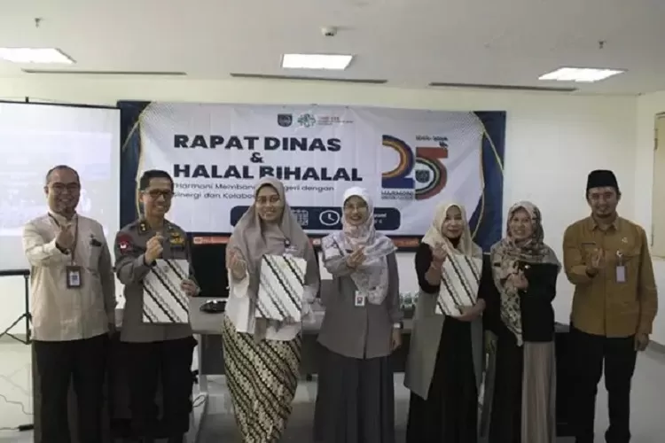 Kepala Dinkes Kota Depok, Mary Liziawati (tengah) bersama perwakilan tiga RS yang mendapatkan penghargaan kinerja terbaik saat kegiatan Rapat Dinas dan Halal Bihalal di RSUD Anugerah Sehat Afiat (ASA). (ISTIMEWA)