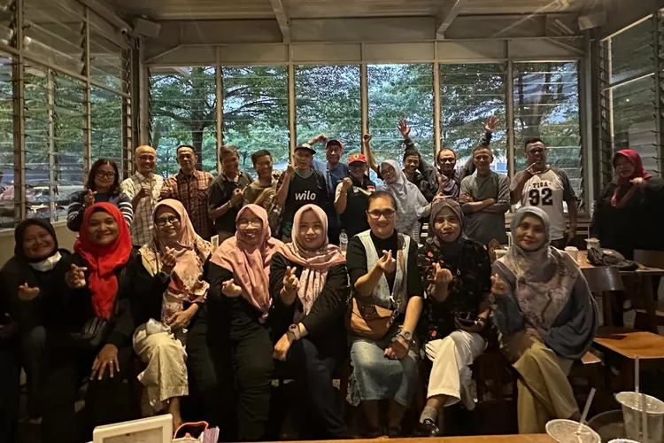 Alumni IISIP Jakarta angkatan 1993 yang berdomisili di Kota Depok menggelar halal bihalal dengan tema Kumpul Bareng Kawan Baik, di kawasan Jalan Margonda Raya, Depok, Rabu (1/5).
