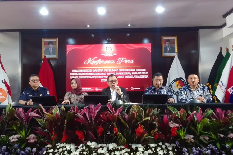 Komisoner KPU RI Parsadaan Harahap (tengah), Ketua KPU Jabar Ummi Wahyuni (kedua dari kiri), dan Ketua KPU Kota Depok Willi Sumarlin (kanan) saat melakukan konfrensi pers usai launching pembentukan PPK Pilkada di Kantor KPU Kota Depok, Jalan Margonda Raya, Kecamatan Beji, Selasa (23/4).  (GERARD SOEHARLY/RADAR DEPOK)