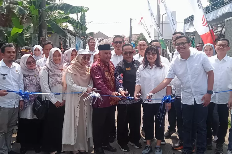 Prosesi pemotongan pita dalam acara Kick-Off peresmian Kampung Berseri Astra (KBA) Binaan FIFGROUP di Kelurahan Duren Seribu, Kecamatan Bojongsari, Kota Depok, Jumat (3/4/2024) (ARNETKELMANUTU/RADARDEPOK)