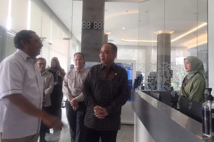 Menkominfo Budi Arie Setiadi meninjau IDTH BBPPT di wilayah Kecamatan Tapos, Kota Depok, Kamis (2/5).  (AGNESYA WIANDA/RADAR DEPOK)